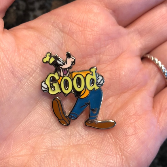 Disney Accessories - New Goofy Pin